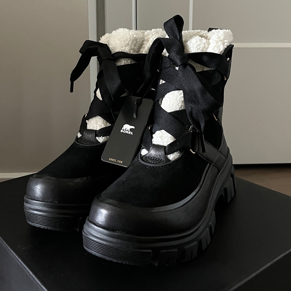 NWT - Sorel Tivoli IV Resort Snow Boots - 7 - Black